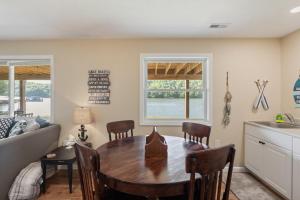 Huge Lakefront Yard, Private Dock - Amazing Views!