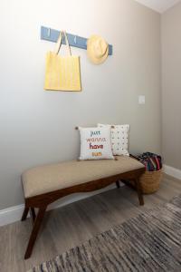 Topsider Condo w Stunning Lake Views, Shuffleboard & King Beds