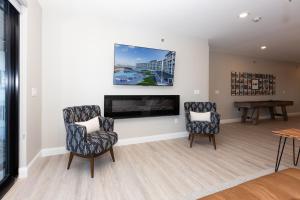 Topsider Condo w Stunning Lake Views, Shuffleboard & King Beds