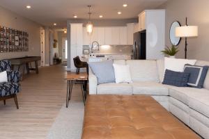 Topsider Condo w Stunning Lake Views, Shuffleboard & King Beds