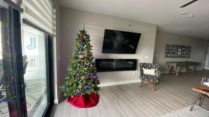 Topsider Condo w Stunning Lake Views, Shuffleboard & King Beds