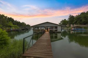 Lakefront Escape, Sunrise Views, Boat Slip & Community Dock Access