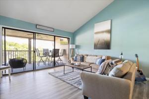 Lake Views, Lakefront Pool, Great Location!