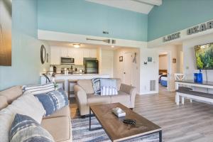 Lake Views, Lakefront Pool, Great Location!