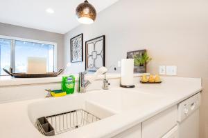 Ten Minutes to "The Strip" - Amazing Lake Views