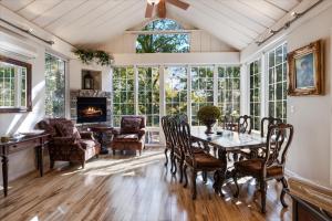 Six Suites with Hot Tubs, Private Jacuzzi Baths, Wooded Garden and Lake Access with Boat Slip