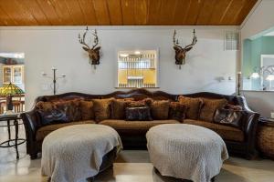 Six Suites with Hot Tubs, Private Jacuzzi Baths, Wooded Garden and Lake Access with Boat Slip