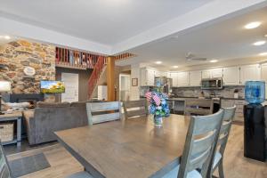 Lakefront Retreat w Private Dock, Kayaks, Swim Mat & Lake Views