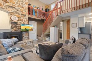 Lakefront Retreat w Private Dock, Kayaks, Swim Mat & Lake Views