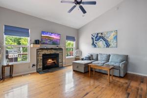 Lux Lakehouse w 2 Living Areas, Screened Porch & Dock Access at 22MM