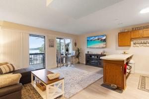 Lakefront Couple Retreat near Hot Spots and Dining