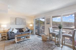 Lakefront Couple Retreat near Hot Spots and Dining