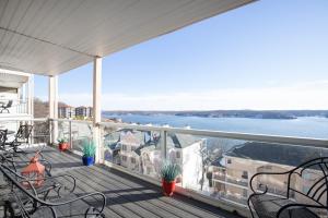 Upscale Condo, Amazing Views, Pools and Pickleball