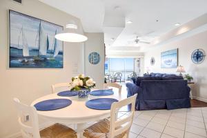 Upscale Condo, Amazing Views, Pools and Pickleball