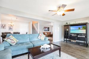 Two Homes, Large Deck, Firepit, Central Location
