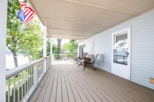 Two Homes, Large Deck, Firepit, Central Location