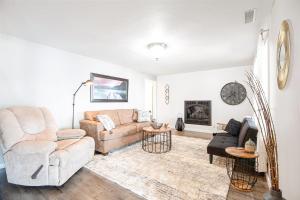 Two Homes, Large Deck, Firepit, Central Location