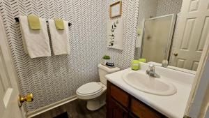 5 Minutes to VSU- Sleeps 5 King Bed 2 baths