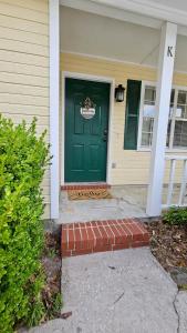 5 Minutes to VSU- Sleeps 5 King Bed 2 baths