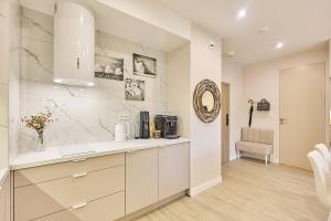 Golden Hour Apartments- Greeneri 310