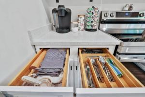 FirepitBBQHot TubKingFull KitchenSmartTVPets