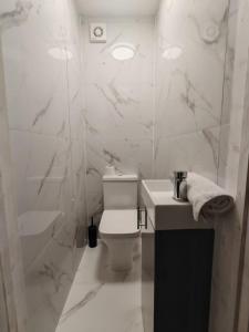 Spacious 4BD Sleeps 7 Parking