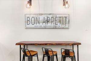 Lake View Getaway Hot Tub Firepit & Game Room