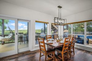 Family Pool Cozy Fireplace Hot Tub & Stunning Views