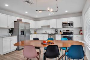 Luxe Stay Near Gulf ! Spacious, Private Family Pool & Garage