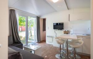 2 Bedroom Cozy Stacaravan In Obrovac