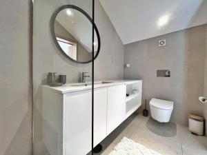 Sunny rooftop duplex with elevator near iconic bridge