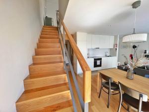 Sunny rooftop duplex with elevator near iconic bridge