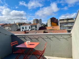 Sunny rooftop duplex with elevator near iconic bridge