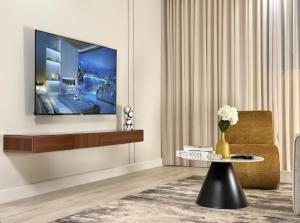 شقه فاخره ب أثاث عصري بحي الملقا