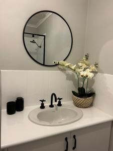Modern 3 Bedroom Townhouse - walking distance to town centre!