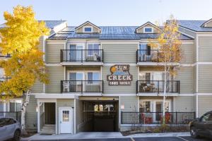 Cozy stay for 4, 5 Min Drive to Base, Full Kitchen, Amazing Hot Tub, Restaurants Nearby!