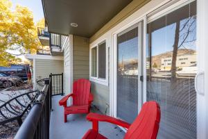 Cozy stay for 4, 5 Min Drive to Base, Full Kitchen, Amazing Hot Tub, Restaurants Nearby!