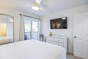 Cozy stay for 4, 5 Min Drive to Base, Full Kitchen, Amazing Hot Tub, Restaurants Nearby!