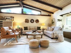 Admiralty Villas – Bayside Modern 2BR Retreat