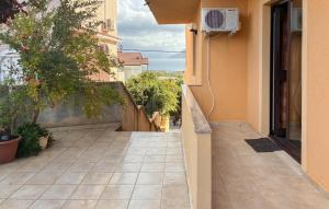 Beautiful Apartment In Lopar With Wifi