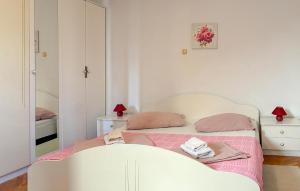 Beautiful Apartment In Lopar With Wifi