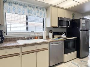 Sunburst Escape w Heated Pool, Dock & Beach