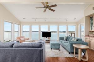 Family Waterfront Direct Lake Access Pool Table