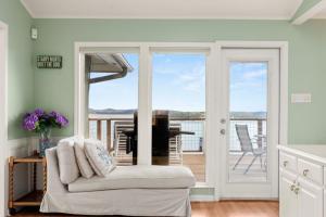 Family Waterfront Direct Lake Access Pool Table