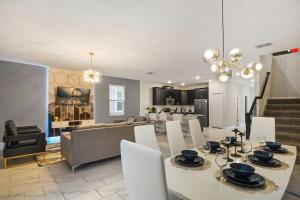 9 MI to Disney w Pool Cinema & FREE Waterpark