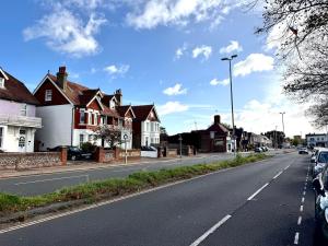 Worthing - Garden Pad Studio with FREE on street PARKING