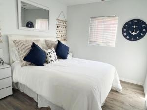 Sunsets, Seafood, and Serenity Pet - Boat Friendly