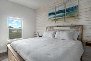 Rockport Stay w Shared Pool Deck & Boat Parking