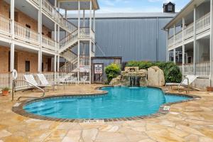 Close to River Shared Family Pool Wurstfest Ready