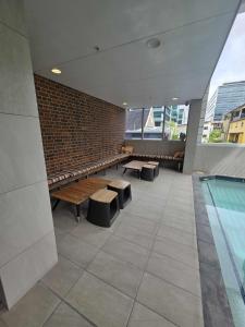 Stylish 1BR Valley Stay with Secure Car Park